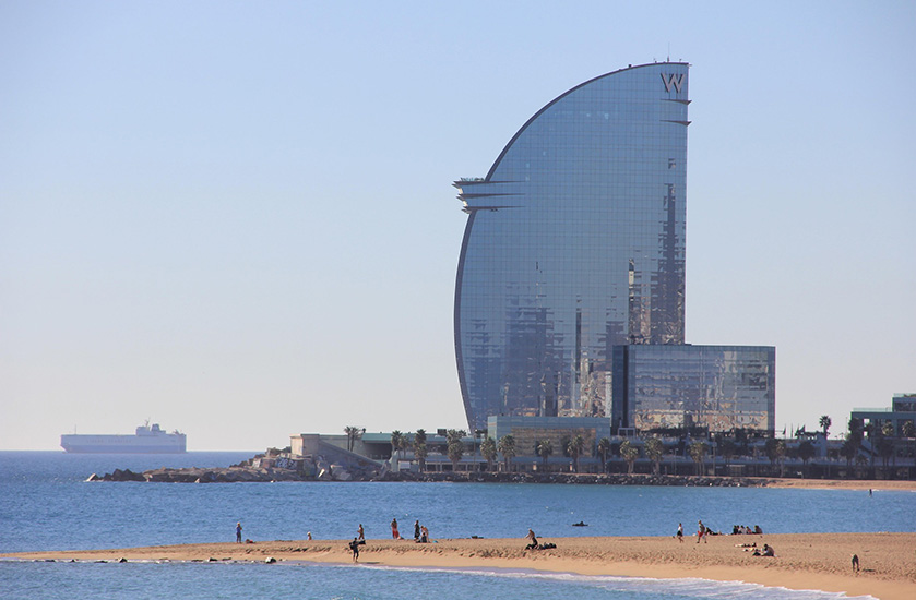 Verken de naturistische levensstijl en naturistenstranden in Barcelona