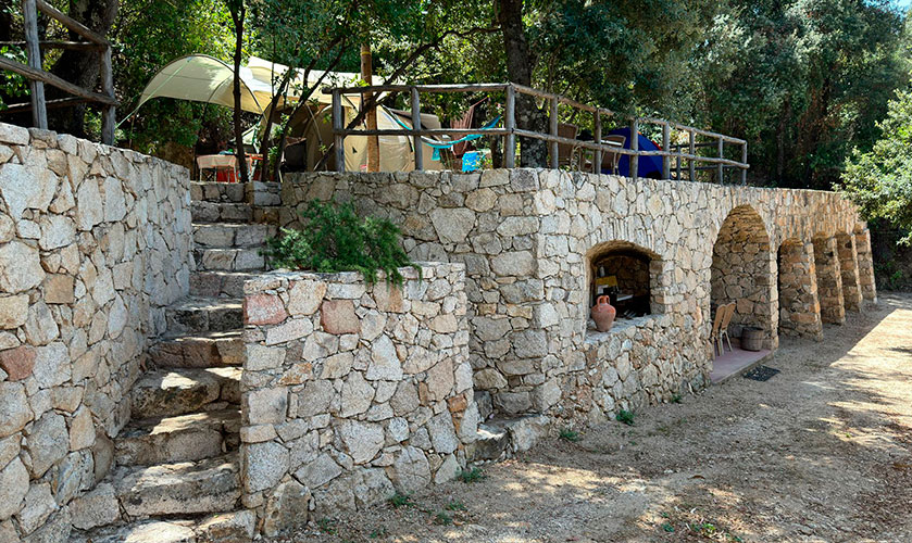 Le Peonie is een kleine club exclusief voor naturisten