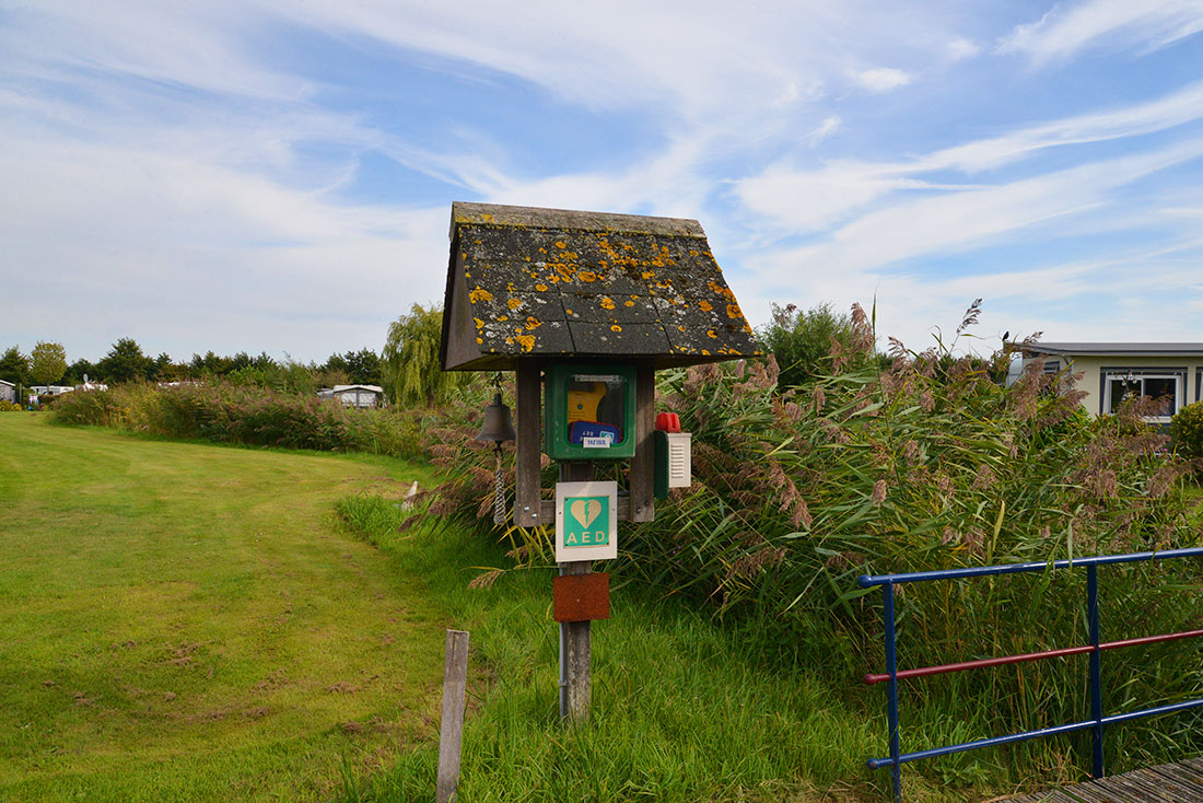 AED bij de brug voor veiligheid op naturistenterrein De Brongaard