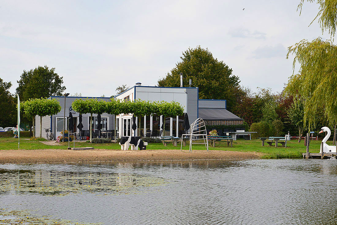 Het verenigingsgebouw De Bron op naturistencamping De Brongaard