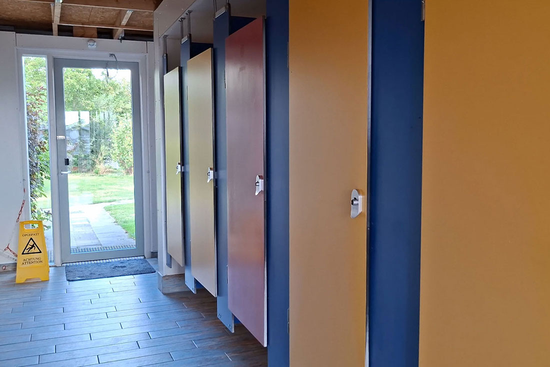 Moderne toiletten in het sanitairgebouw van De Brongaard