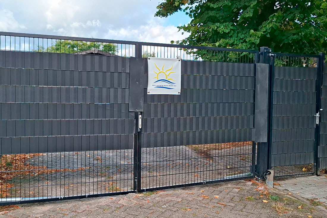 De poort naar de camping
