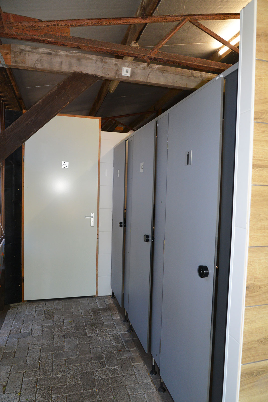 Het sanitairgebouw van Hoeve Boord Ven