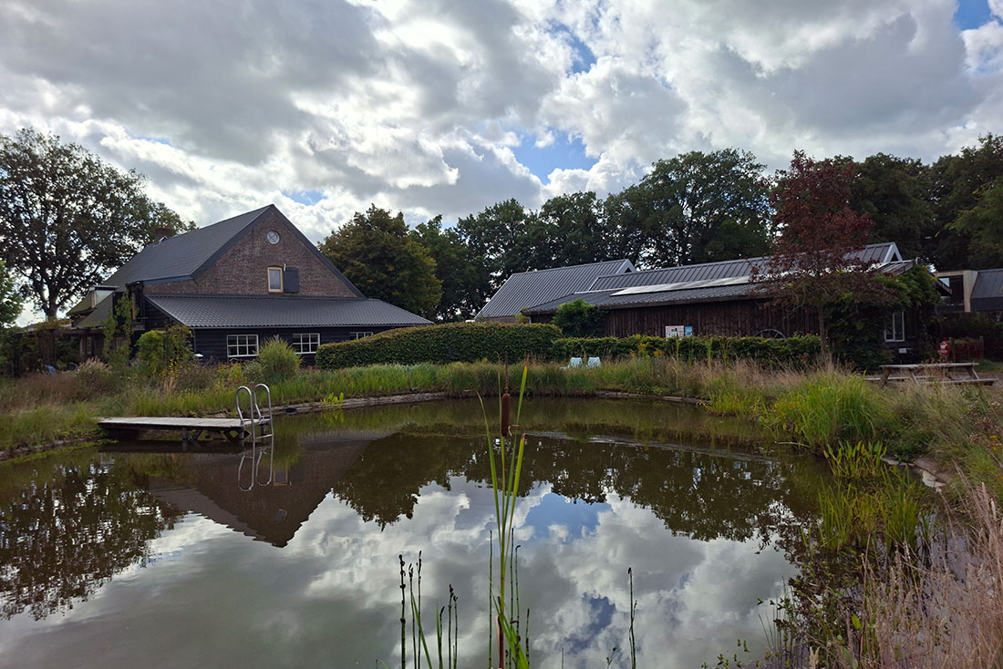 De vijver en sanitairgebouw van Hoeve Boord Ven