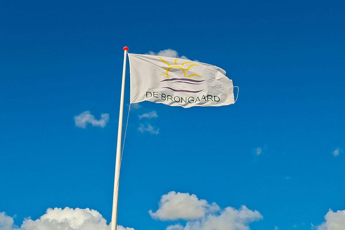 Vlag van naturistencamping De Brongaard in Hellevoetsluis